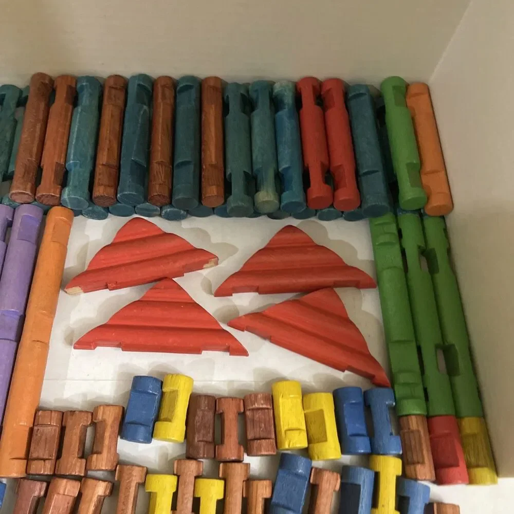 199 Piece Lot Vintage Lincoln Logs Multicolored Roofs Ect